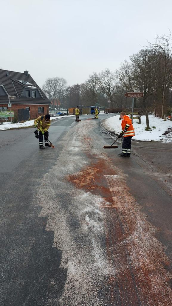 Mit Besen und Bindemittel beseitigten die Einsatzkräfte die Kraftstoffspur in Schessinghausen